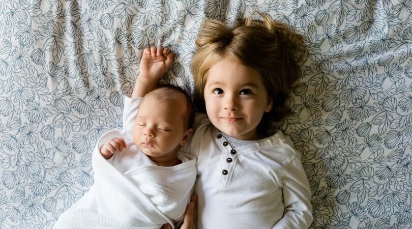 2 children snuggling- how to adjust to life with more than one child